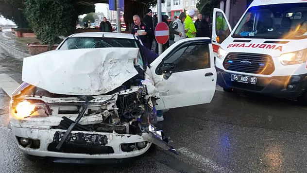 Otomobil ile kamyonet çarpıştı