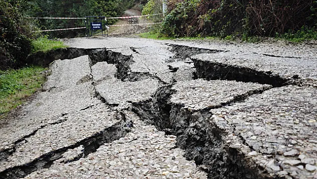 Sağanak nedeniyle yol çöktü