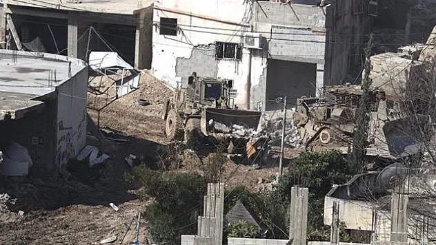 İsrail ordusu 16 evi yıktı