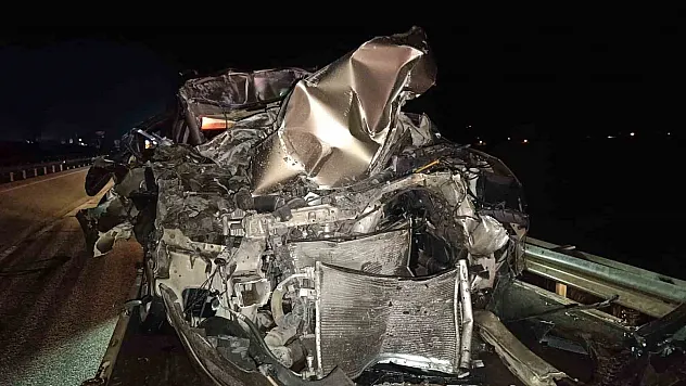 Otomobil, kamyona arkadan çarptı