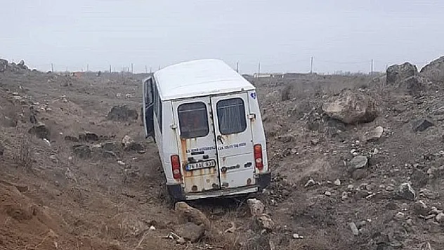 Öğrencileri taşıyan minibüs, şarampole yuvarlandı