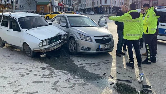 Konya'da iki otomobil çarpıştı
