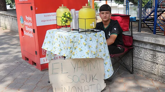 14 yaşındaki Buğra limonata satarak ayda 90 bin lira kazandı