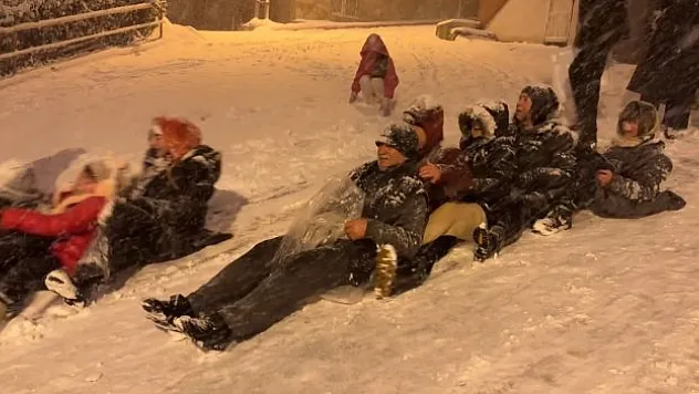 Ellerinde poşetlerle sokağa çıktılar