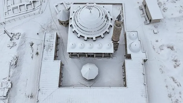 Tarihi yapılar karla kaplandı