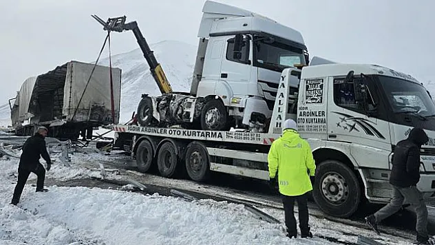 Cam yüklü tır kaza yaptı