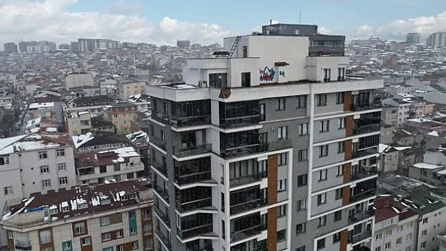 Binanın çatısına yıldırım düştü