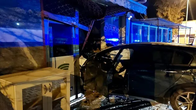 Otomobil işyerine girdi