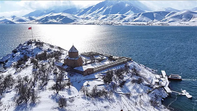 Akdamar Adası ziyaretçilerini ağırlıyor