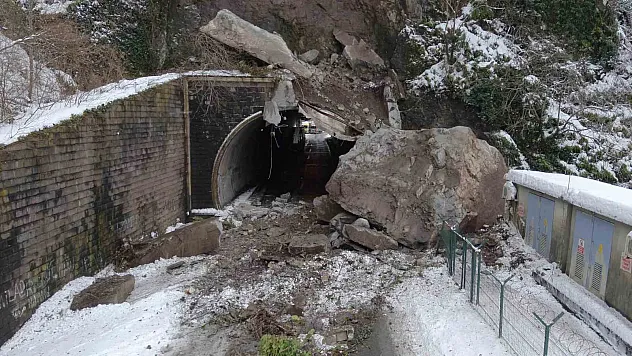 Sarp kara yolu ulaşıma kapandı