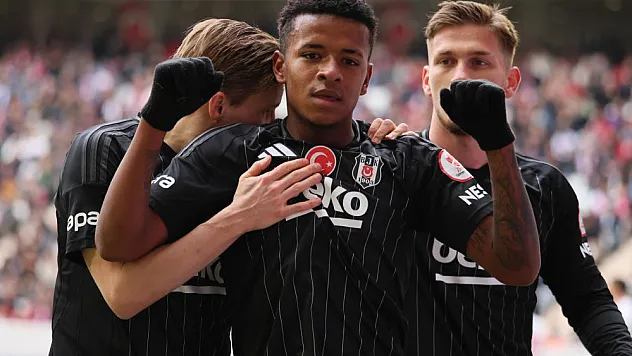 Keny Arroyo, siyah-beyazlı formayla ilk golünü attı