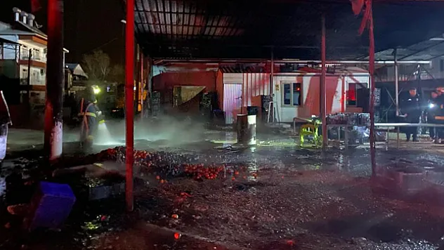 Çöpten aldığı kartonla depoyu ateşe verdi