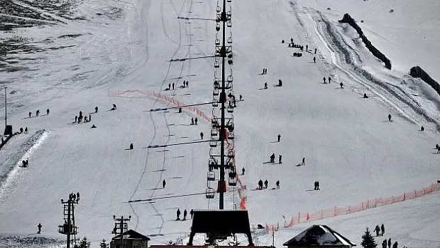 Kayakseverler kışın tadını çıkarıyor