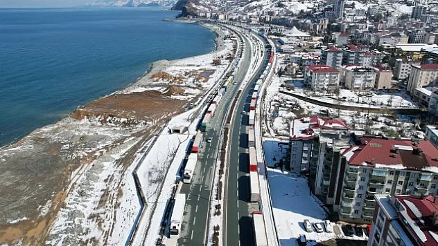 Karadeniz Sahil Yolu'nda tır yoğunluğu