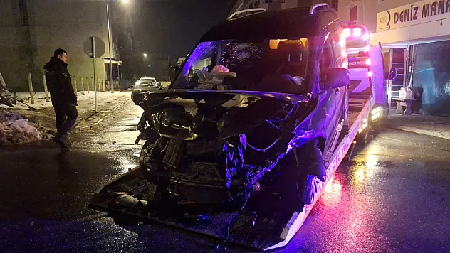 İki aracın çarptığı kazada 3 kişi yaralandı