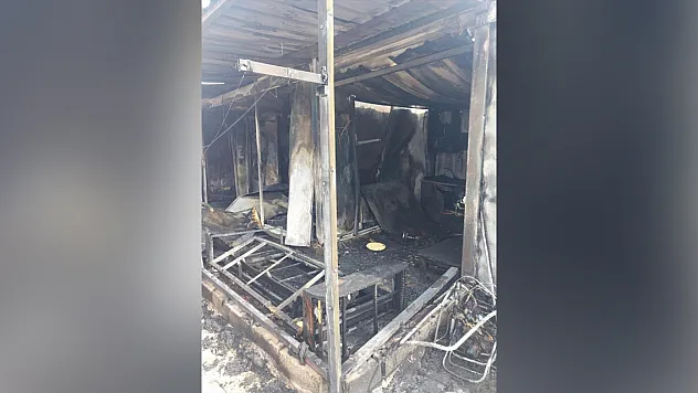 Depremzede ailenin yaşadığı konteyner yandı