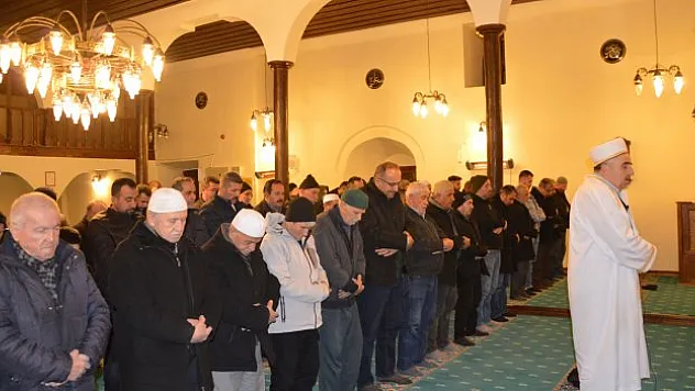 İlk teravihte tarihi camiler doldu
