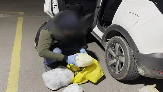 Otomobilden 5 kilo uyuşturucu çıktı