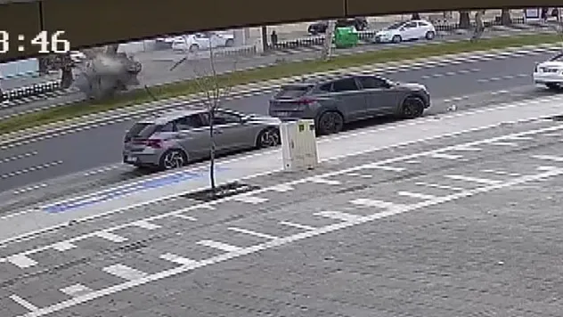 Otomobil ağaca çarptı