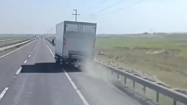 Şarampole giden aracın sürücüsünü korna çalarak uyarmaya çalıştı