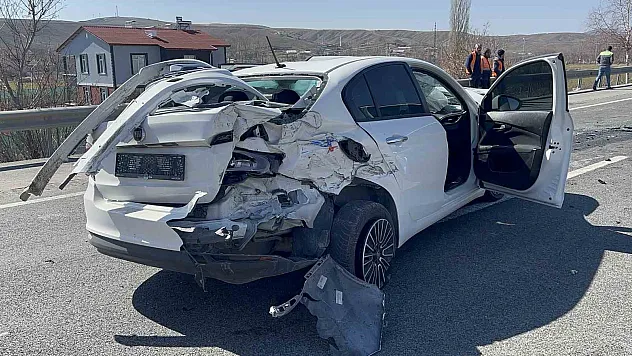 Yozgat'ta otomobiller kafa kafaya çarpıştı: 3'ü ağır 6 yaralı