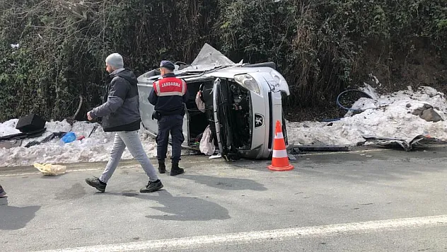 İşçi servisi ile hafif ticari araç çarpıştı: 3 yaralı