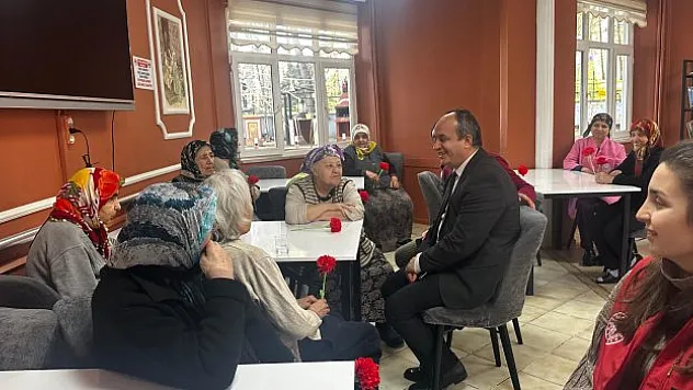 Gençlik merkezi gönüllüleri huzurevinde