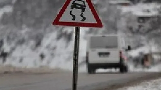 Tedbirsizlik 7 saat yol kapattı