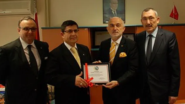 Başkan Kefeli'den Banka Müdürü Aydemire plaket