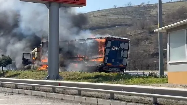 Karton yüklü tır alev alev yandı