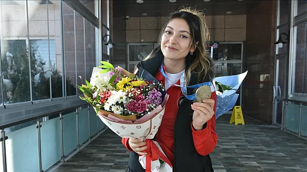 Avrupa ikincisi milli atıcı Damla Köse, çiçekle karşılandı