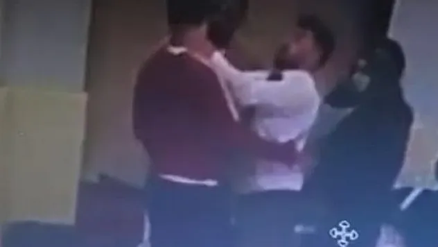 Hakem antrenöre kafa attı