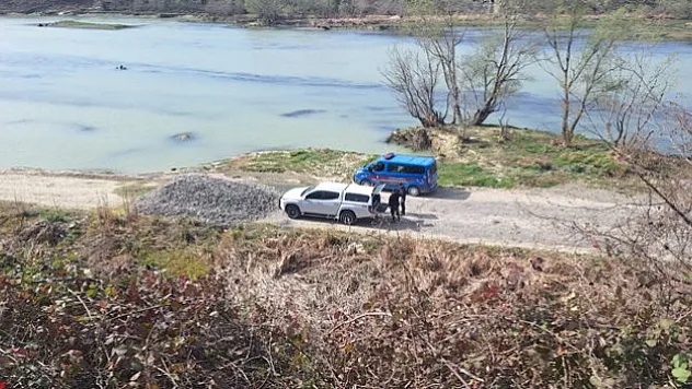 Irmak kenarında silahla kendini yaraladı