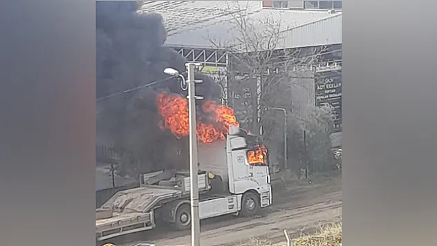 Park halindeki tır alev aldı