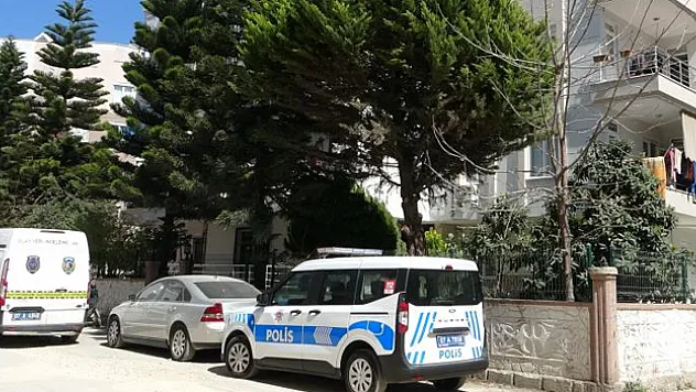 Tartıştığı babasını çok sayıda bıçak darbesiyle öldürdü