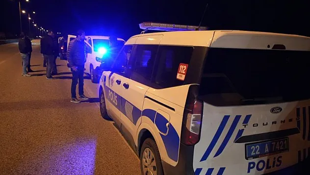 Dur ihtarına uymayan göçmen kaçakçısı polis memurunun mücadelesiyle yakalandı