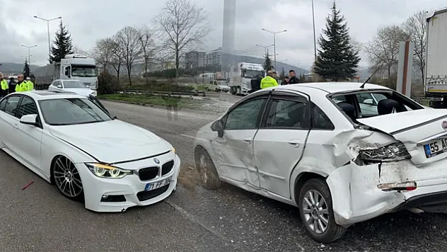 Seyir halindeki2 otomobil çarpıştı