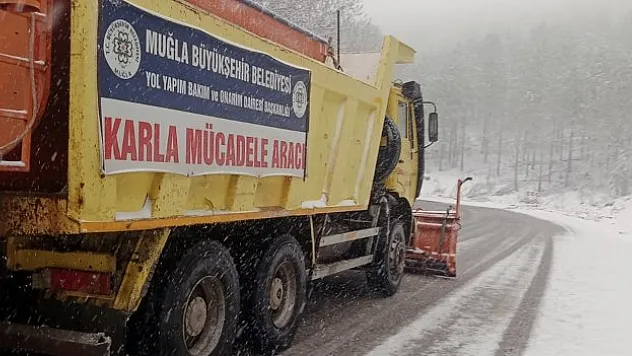 Muğla'da karla mücadeleye devam