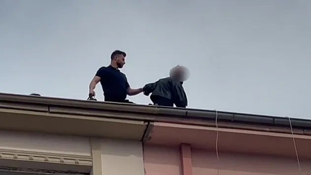 8 katlı binanın çatısına çıktı