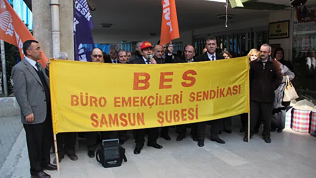 Deftardarlık önünde ek ödeme protestosu