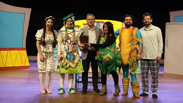 İzleyiciler tarafından ayakta alkışlandı