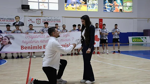 Hentbol maçında sürpriz evlilik teklifi