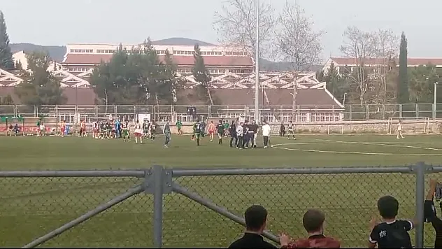 Futbol sahası savaş alanına döndü