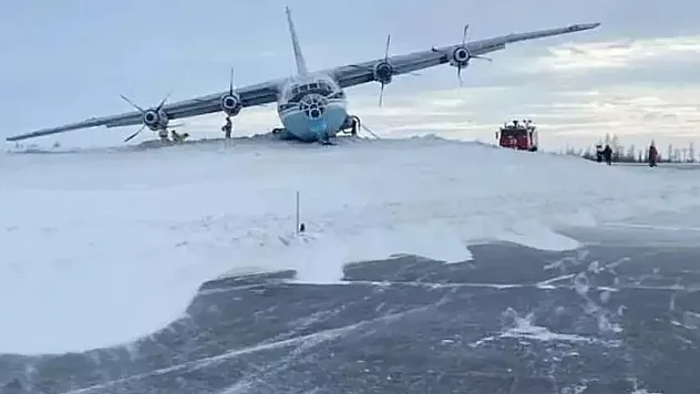 Rusya'da iniş takımları arızalanan kargo uçağı pistten çıktı