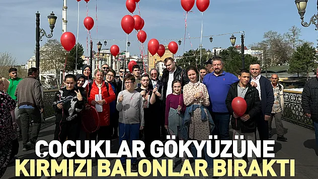 Çocuklar gökyüzüne kırmızı balonlar bıraktı