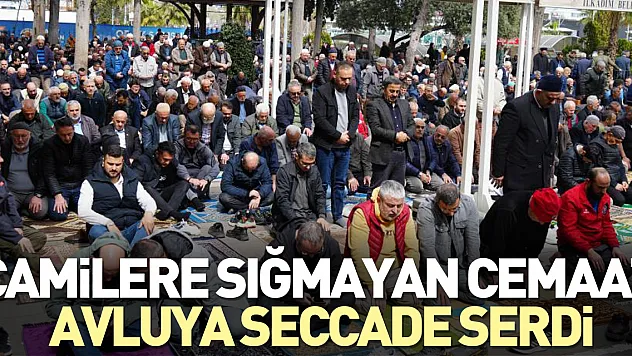 Camilere sığmayan cemaat avluya seccade serdi