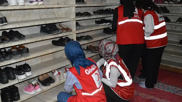 Çocukların ayakkabılarının üzerine hediye bırakıldı