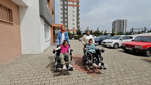 Engelli kızlar bayrama mutlu girdi