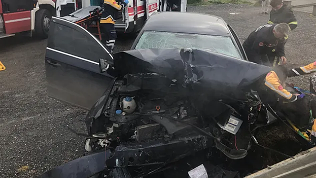 OTOMOBİL KALDIRIMA ÇARPTI