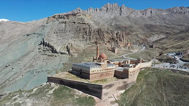 İshak Paşa Sarayı bayram tatilinde ziyaretçilerini ağırlıyor